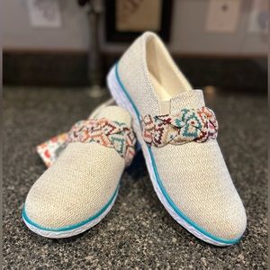 🌶️ *NWT* Muks Luks Boardwalk Stroll Sneakers. Size 10